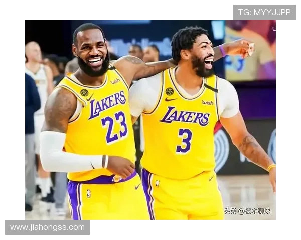 詹姆斯带领湖人逆转取胜球队士气高涨年轻球员表现亮眼 詹姆斯带领湖人逆转取胜球队士气高涨年轻球员表现亮眼